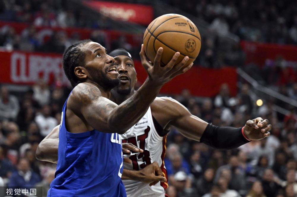 着皇马球衣 着皇马球衣